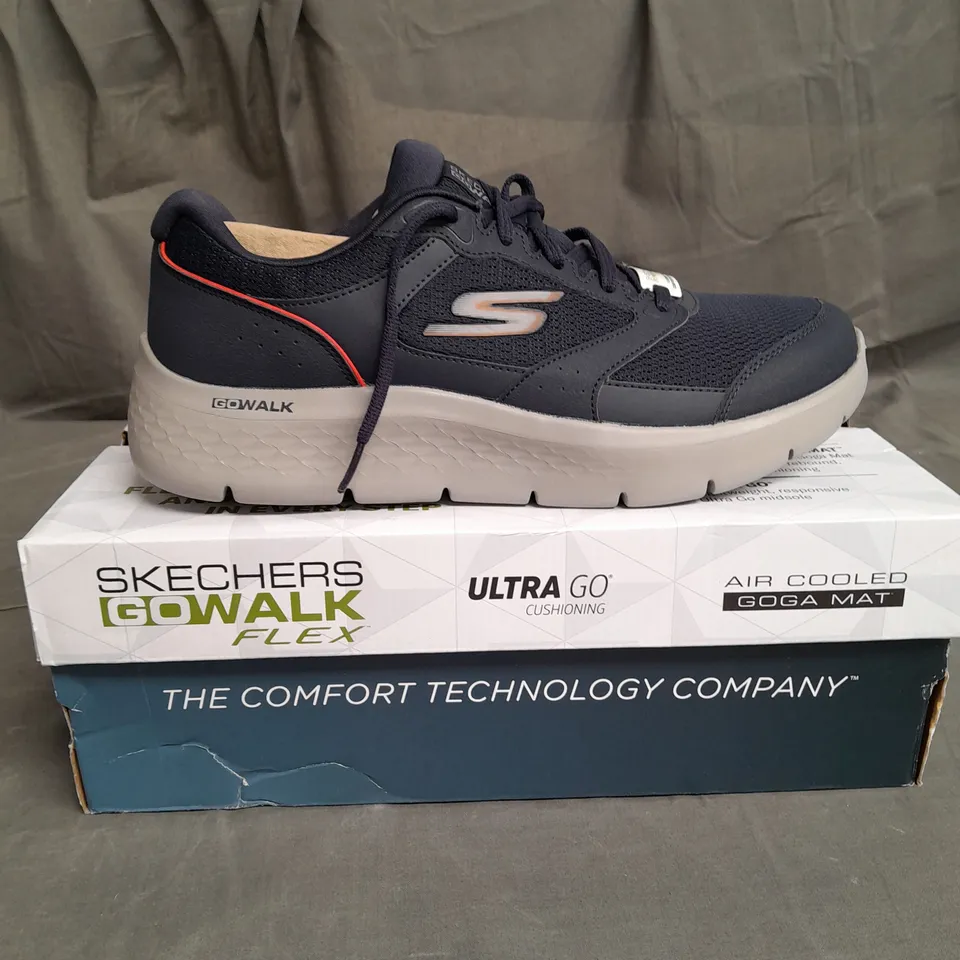 BOXED PAIR OF SKETCHERS GO WALK FLEX SHOE SIZE 9
