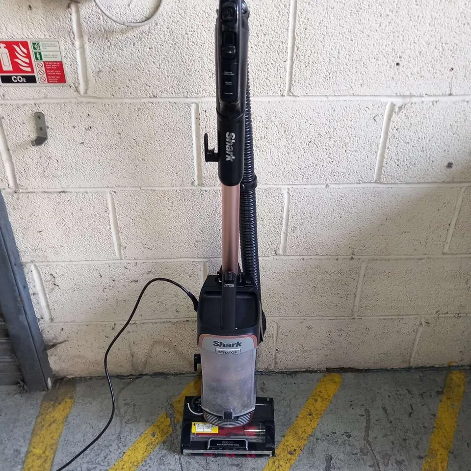 SHARK STRATOS UPRIGHT CORDED VACUUM CLEANER WITH ANTI-HAIR WRAP, POWERED LIFTAWAY TECHNOLOGY - NZ860UKT