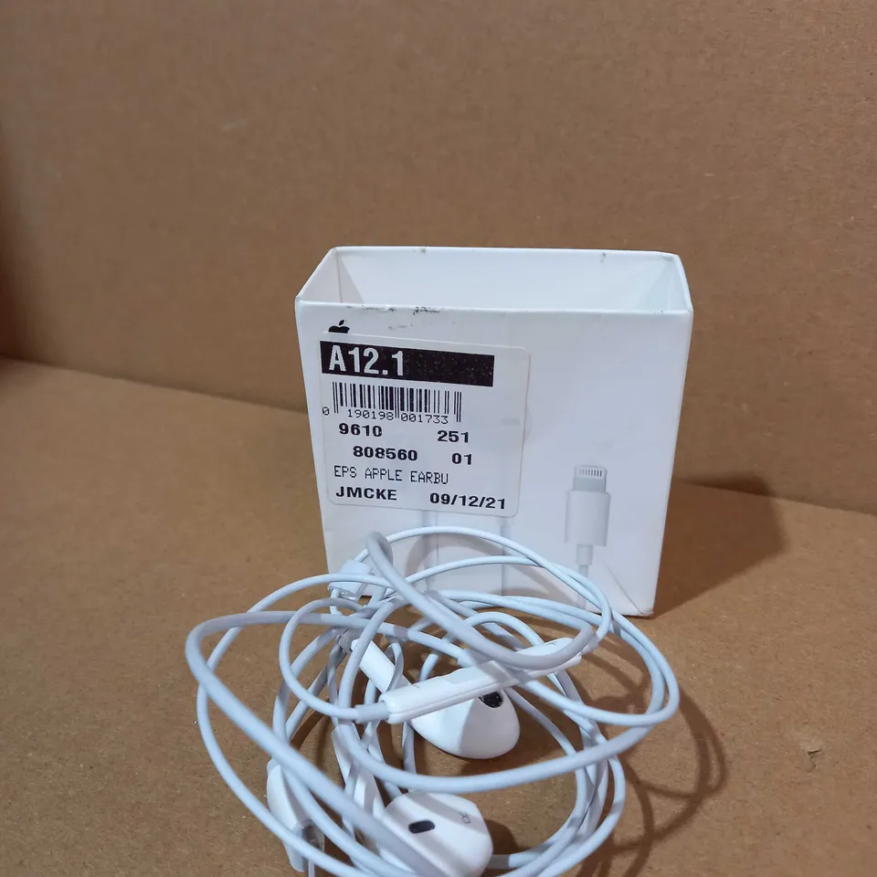 APPLE EARPODS WITH LIGHTENING CONNECTOR 