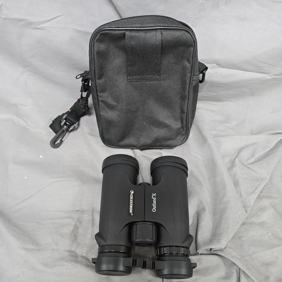 CELESTRON TRAILSEEKER 8X32 BINOCULARS WITH CARRYING CASE
