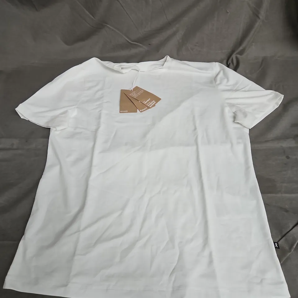 ON FOCUS TEE IN WHITE SIZE S