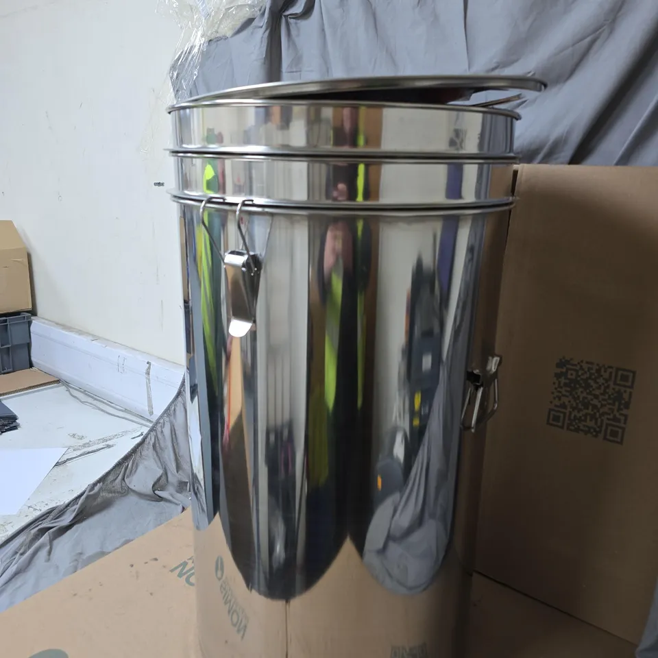 STAINLESS STEEL CONTAINER WITH DUAL SIEVE LIDS 