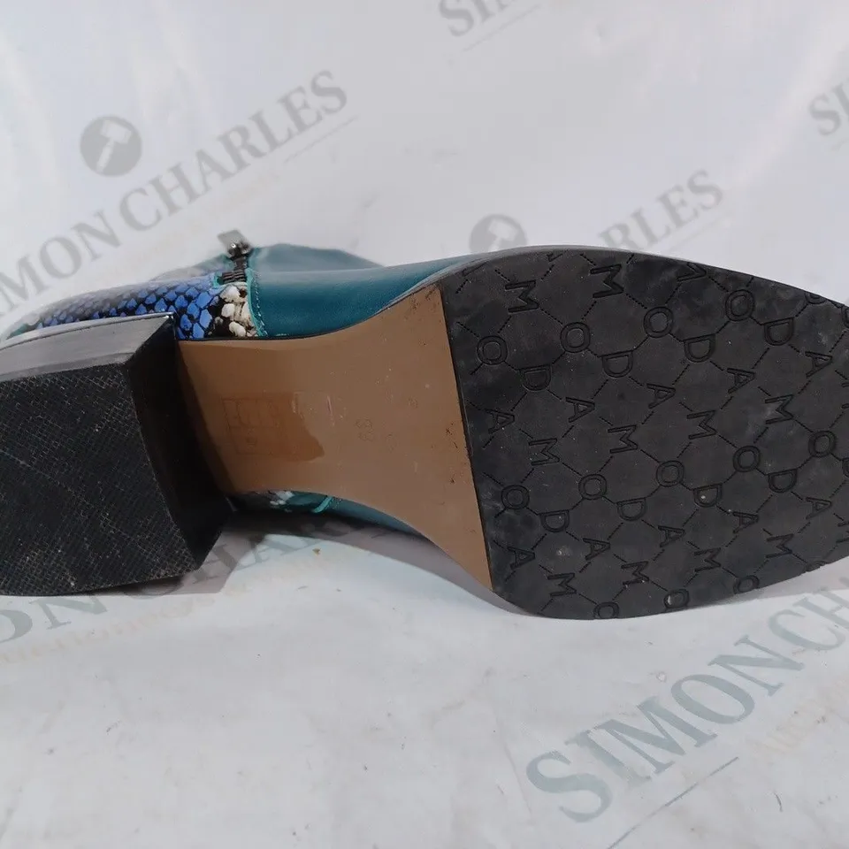 BOXED PAIR OF MODA IN PELLE ANKLE BOOTS IN TEAL SIZE 6