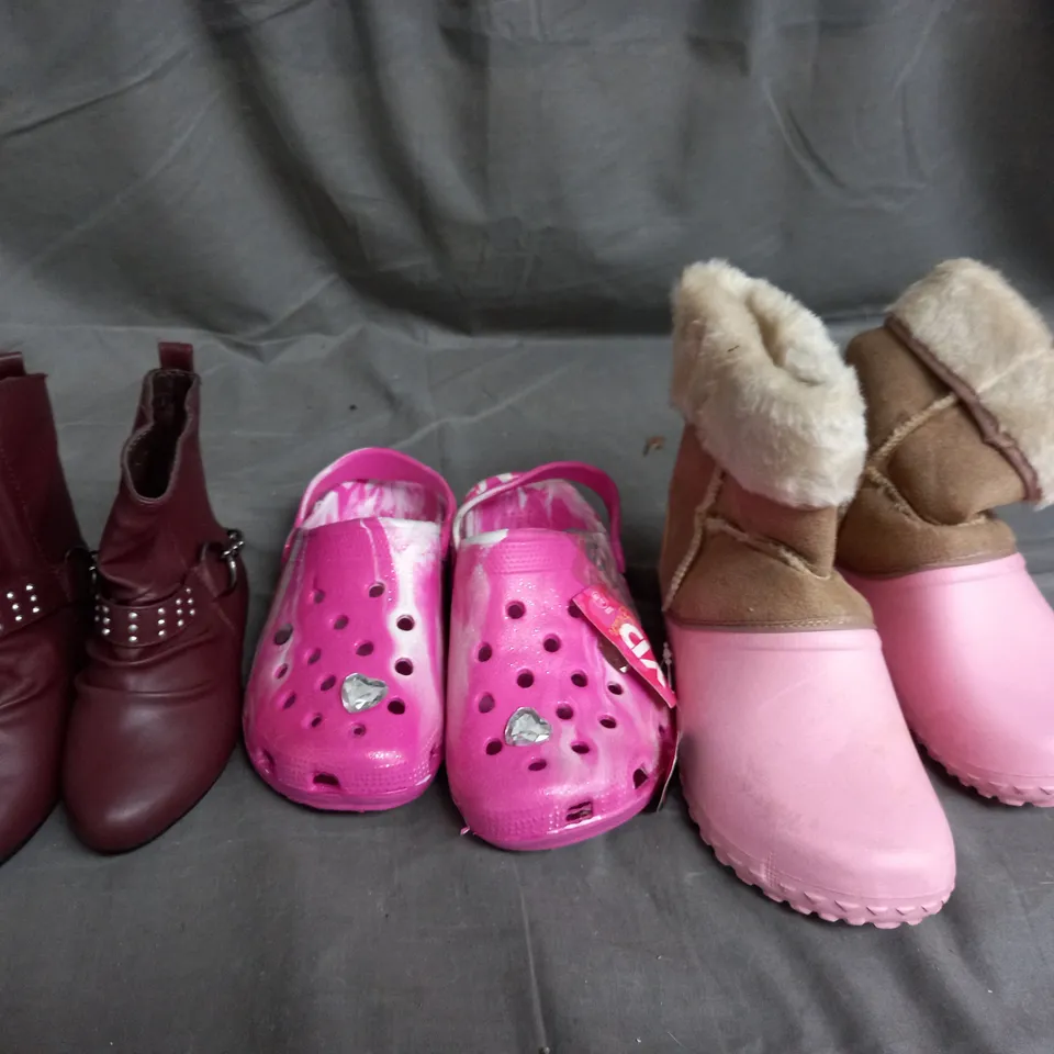APPROXIMATELY 10 PAIRS OF ASSORTED KIDS SHOES IN VARIOUS STYLES AND SIZES 