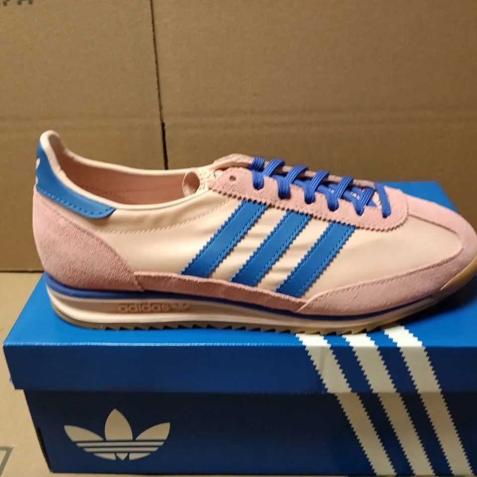 BOXED PAIR OF ADIDAS WOMENS SL 72 OG TRAINERS IN PINK/BLUE - UK 7