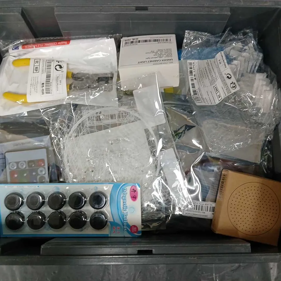 APPROXIMATELY 15 ASSORTED HOUSEHOLD ITEMS TO INCLUDE GLUE STICKS, FOOTBALL BIRTHDAY CUPS, FLOWER SHEARS, ETC