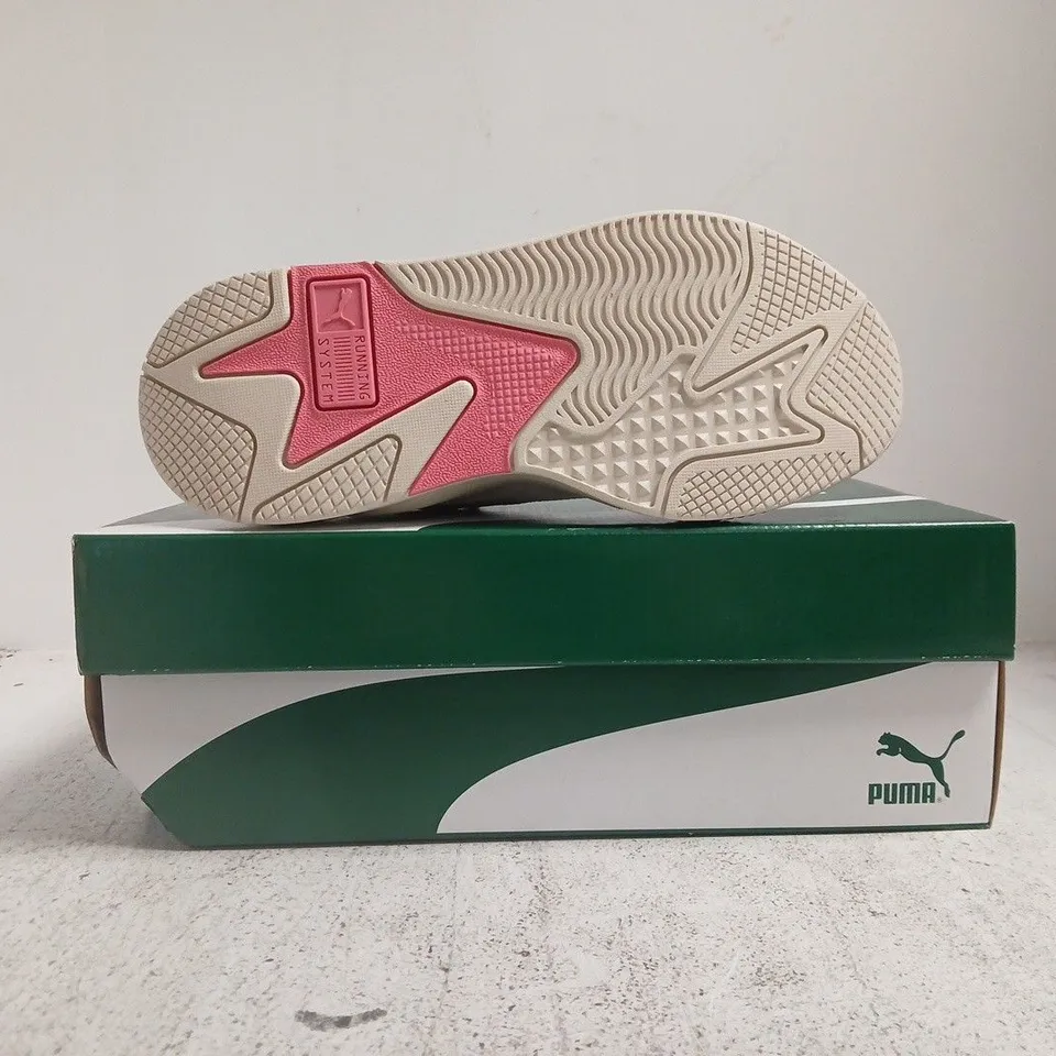 BOXED PAIR OF PUMA RS-X PUZZLE TRAINERS IN OFF WHITE/BLUE SIZE UK 7