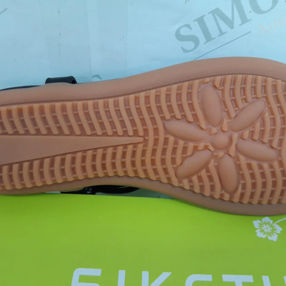 BOXED PAIR OF SIKETU FLORAL DESIGN SLIPPERS IN BLACK - SIZE UNSPECIFIED