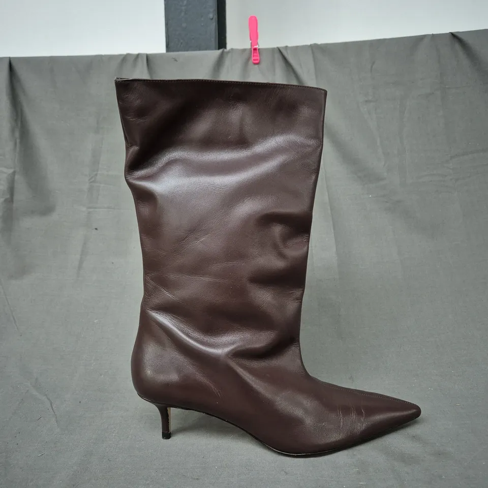 BOXED PAIR OF ZARA POINTED TOE LOW HEEL KNEE-HIGH BOOTS IN CHOCOLATE EU SIZE 41