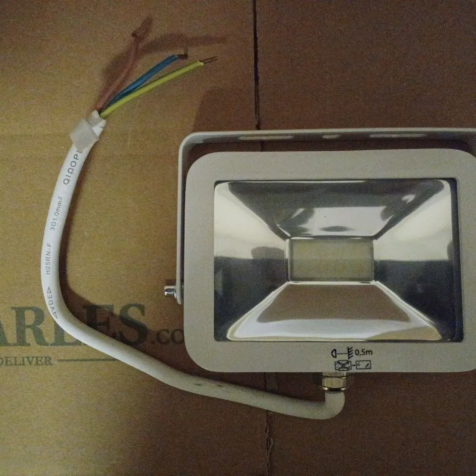 BRAND NEW KANLUX TINI LED FLOODLIGHT 11W-NW-W WHITE
