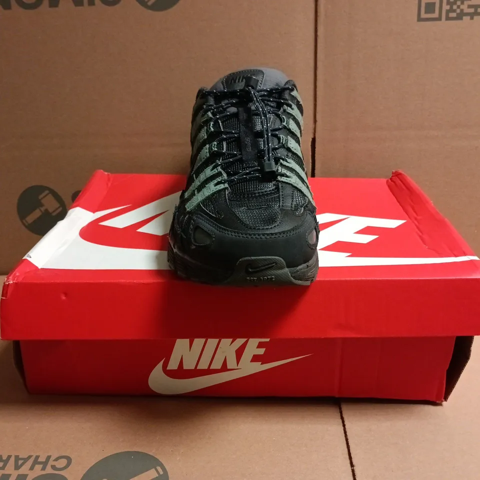 BOXED PAIR OF NIKE P-6000 TRAINERS IN BLACK/ANTHRACITE GREY SIZE UK 9