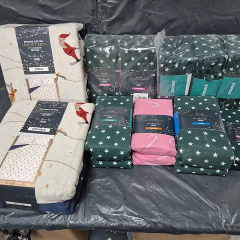 BOX OF APPROXIMATELY 12 ASSORTED BEDDING & SOFT FABRICS ITEMS TO INCLUDE - FITTED SHEETS - DUVET SET - 2 PILLOWCASES ETC.