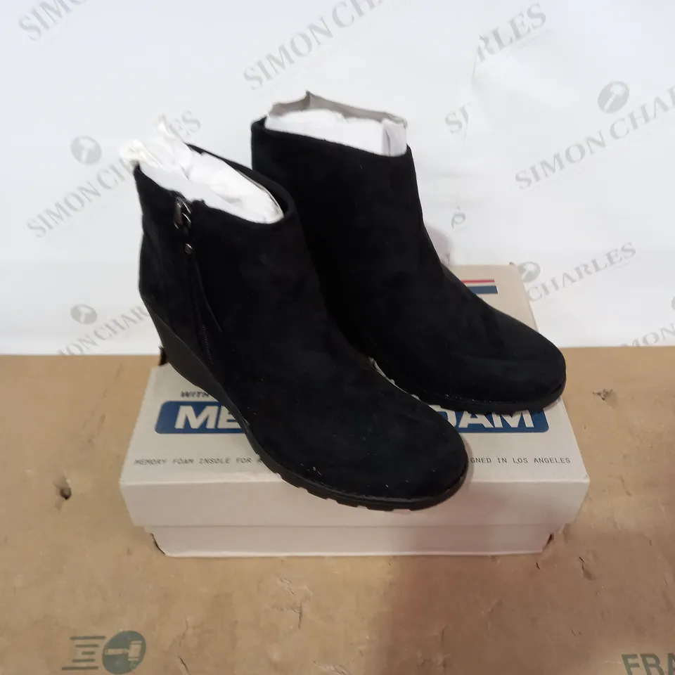 BOXED PAIR OF SKECHERS - SIZE 6