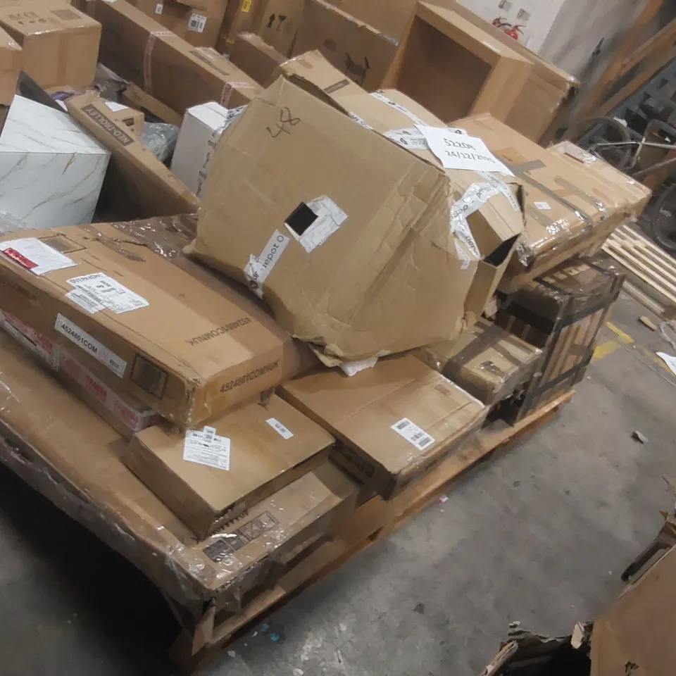 PALLET CONTAINING A LARGE QUANTITY OF ASSORTED DESIGNER FURNITURE PARTS 