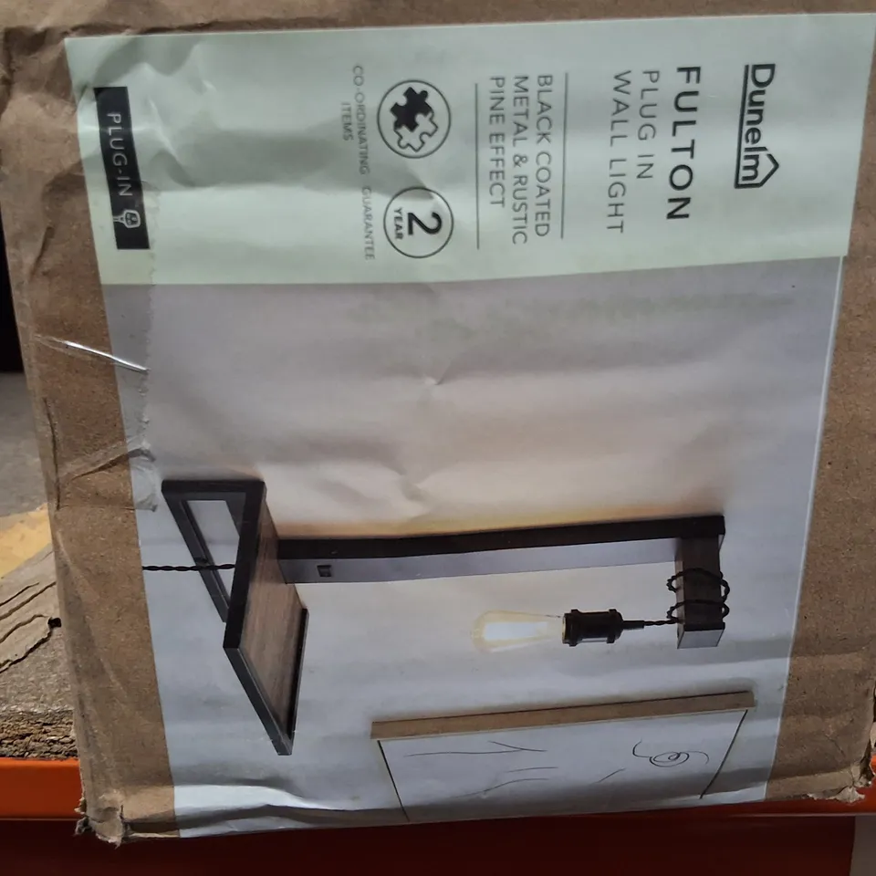 BOXED DUNELM FULLTON PLUG-IN WALL LIGHT – BLACK COATED METAL WITH RUSTIC PINE-EFFECT FINISH