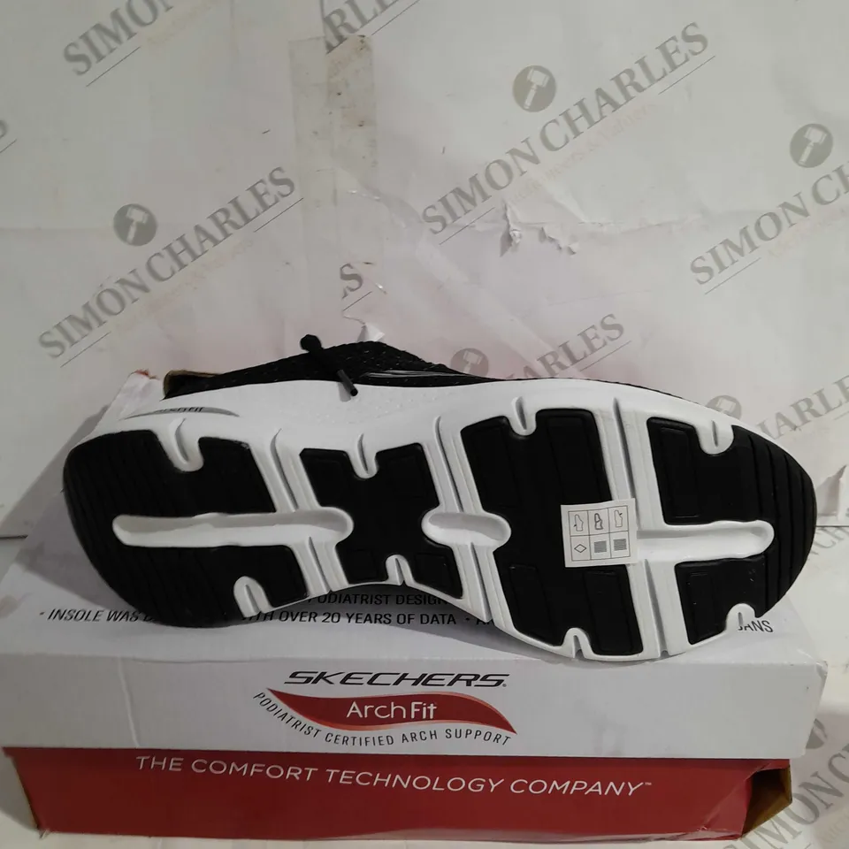 BOXED SKECHERS TRAINERS IN BLACK/WHITE SIZE 6.5