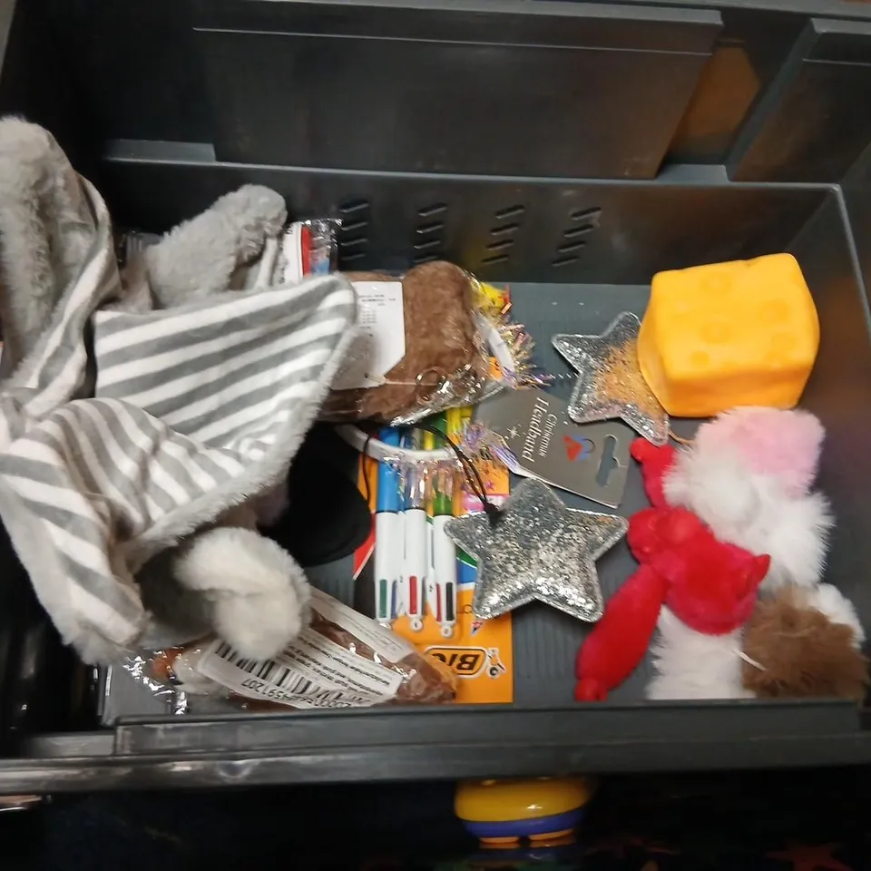 LARGE QUANTITY OF ASSORTED TOYS AND ACCESSORIES TO INCLUDE; BIRTHDAY DECORATIONS, HEN DO ACTIVITY CARDS, MARVEL SPIDERMAN DENTAL VALUE SET, GCSE MATHS REVISION CARDS AND TERMINATOR SALVATION MOVIES CA