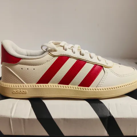 ADIDAS BREAKNET SLEEK J SNEAKERS – WHITE/RED, UK 3.5 (US 4)