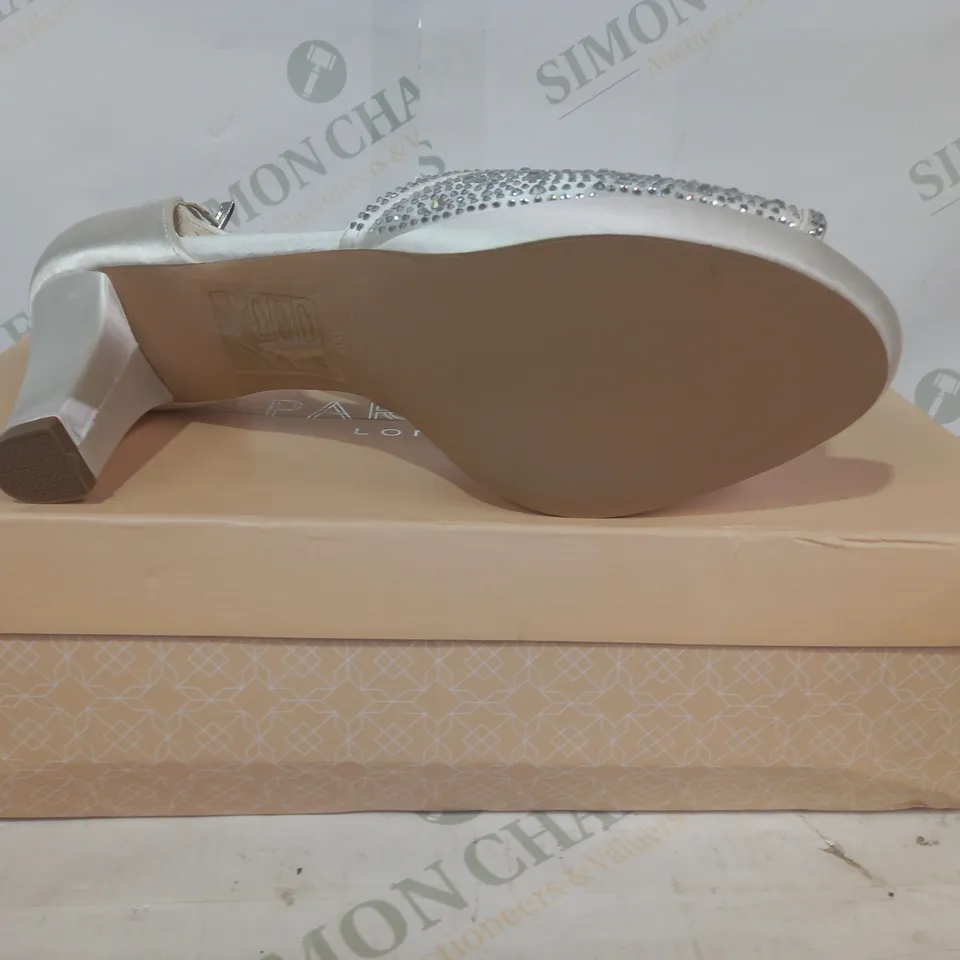 BOXED PAIR OF PARADOX LONDON NORA WIDE FIT OPEN TOE HEELS IN SATIN IVORY W. JEWEL EFFECT EU SIZE 39