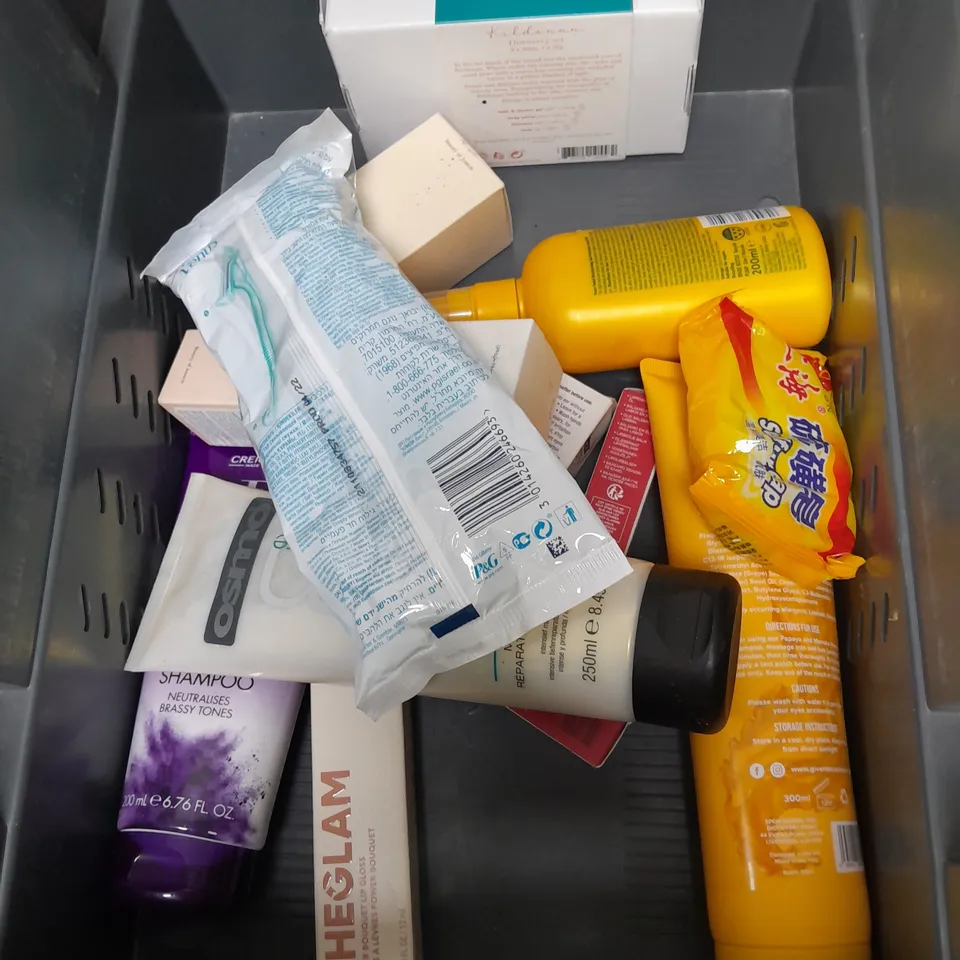 APPROXIMATELY 20 ASSORTED COSMETICS PRODUCTS TO INCLUDE - REVOLUTION BLUSH PALETTE, THE DOG DOCTORS HERBAL SPRAY AND CENTELLA SUN CREAM 