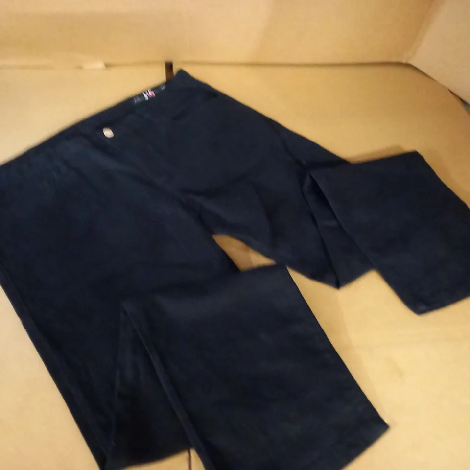 BRAND NEW ARMANI EXCHANGE J16 STRAIGHT JEANS IN BLACK - SIZE 38