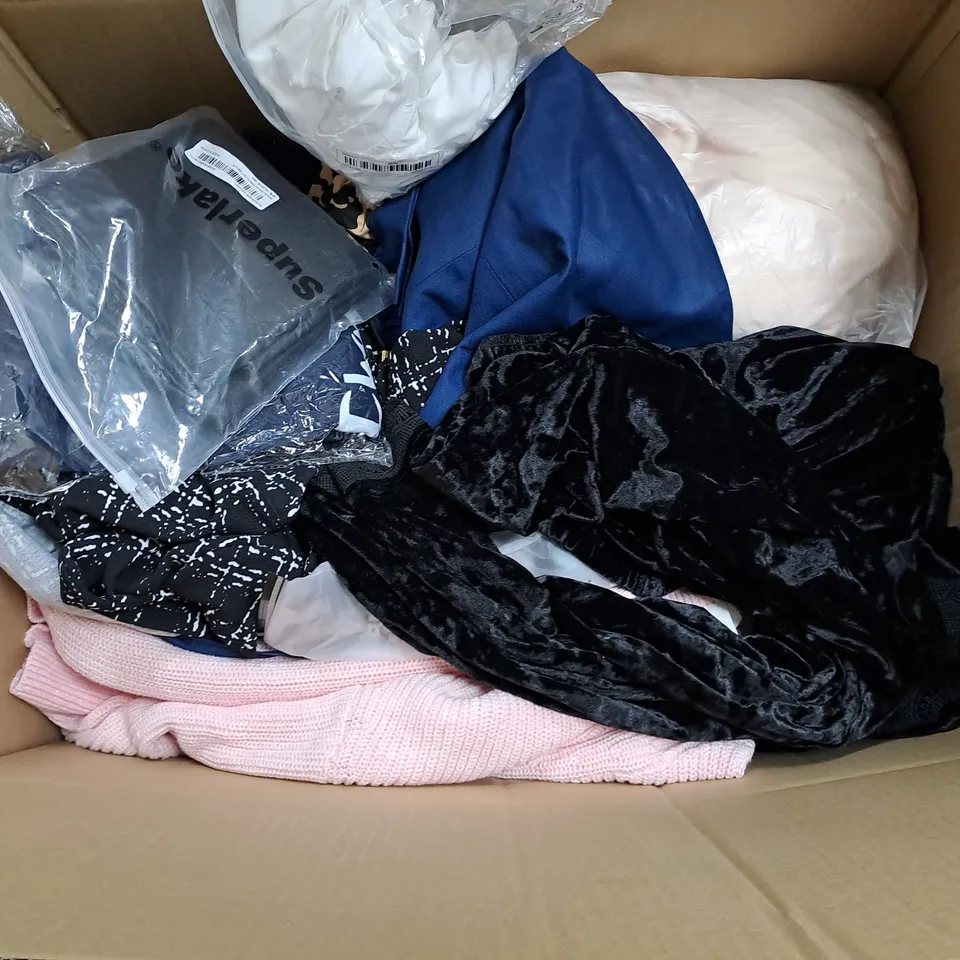 BOX OF APPROXIMATELY 25 ASSORTED CLOTHING ITEMS TO INCUDE - HOODIE, SHIRT , TOPS, TROUSER, ETC