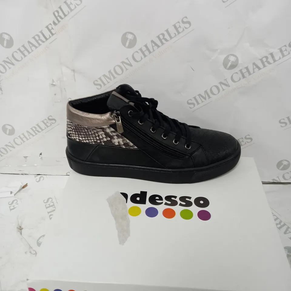 BOXED ADESSO LUNA ZIP TRAINERS, BLACK - SIZE 8
