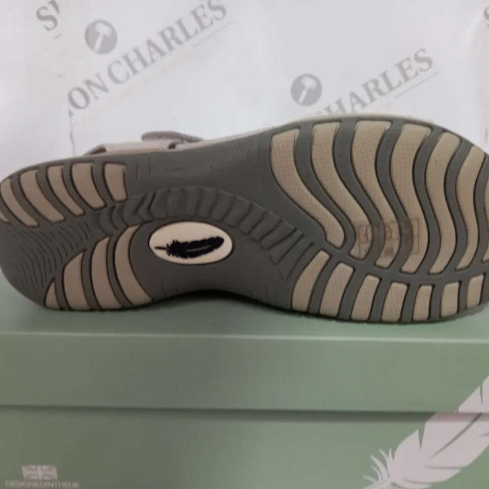 BOXED FREE SPIRIT MALIBU HIGH FLAT SANDLAS WITH OPEN TOE - SIZE 6