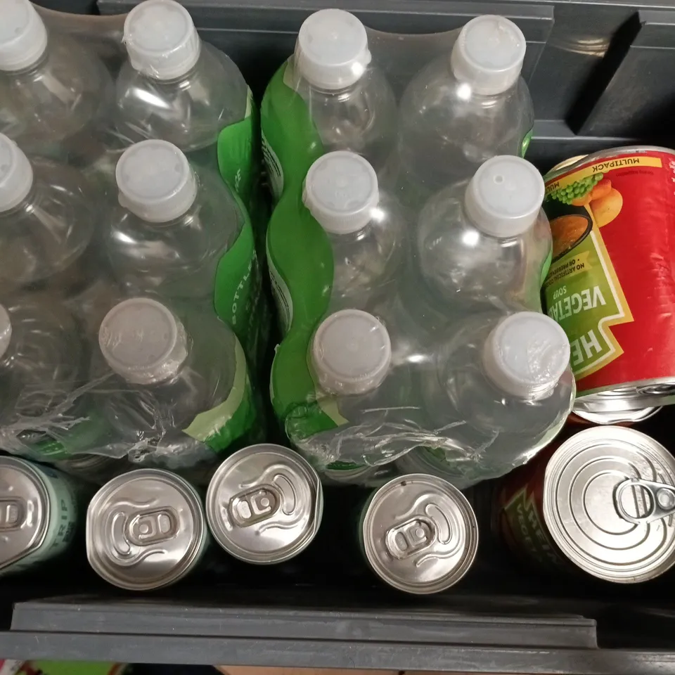 APPROXIMATELY 10 ASSORTED FOOD & DRINK ITEMS TO INCLUDE SHEPLEY SPRING WATER, TRIP SICILIAN LEMON, HEINZ VEGETABLE SOUP, ETC - COLLECTION ONLY