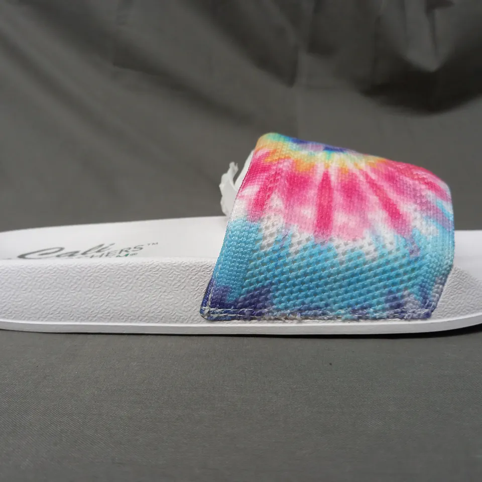 BOXED PAIR OF SKECHERS CALI TIE DYE SANDALS IN MULTI SIZE 7