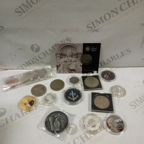 COLLECTION OF APPROXIMATELY 15 ASSORTED COMMEMORATIVE COINS TO INCLUDE QUEEN ELIZABETH II, QUEEN VICTORIA PENNY & LONDON ARMED FORCES