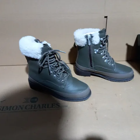 EMU AUSTRALIA OKAB DARK OLIVE BOOT SIZE 5 