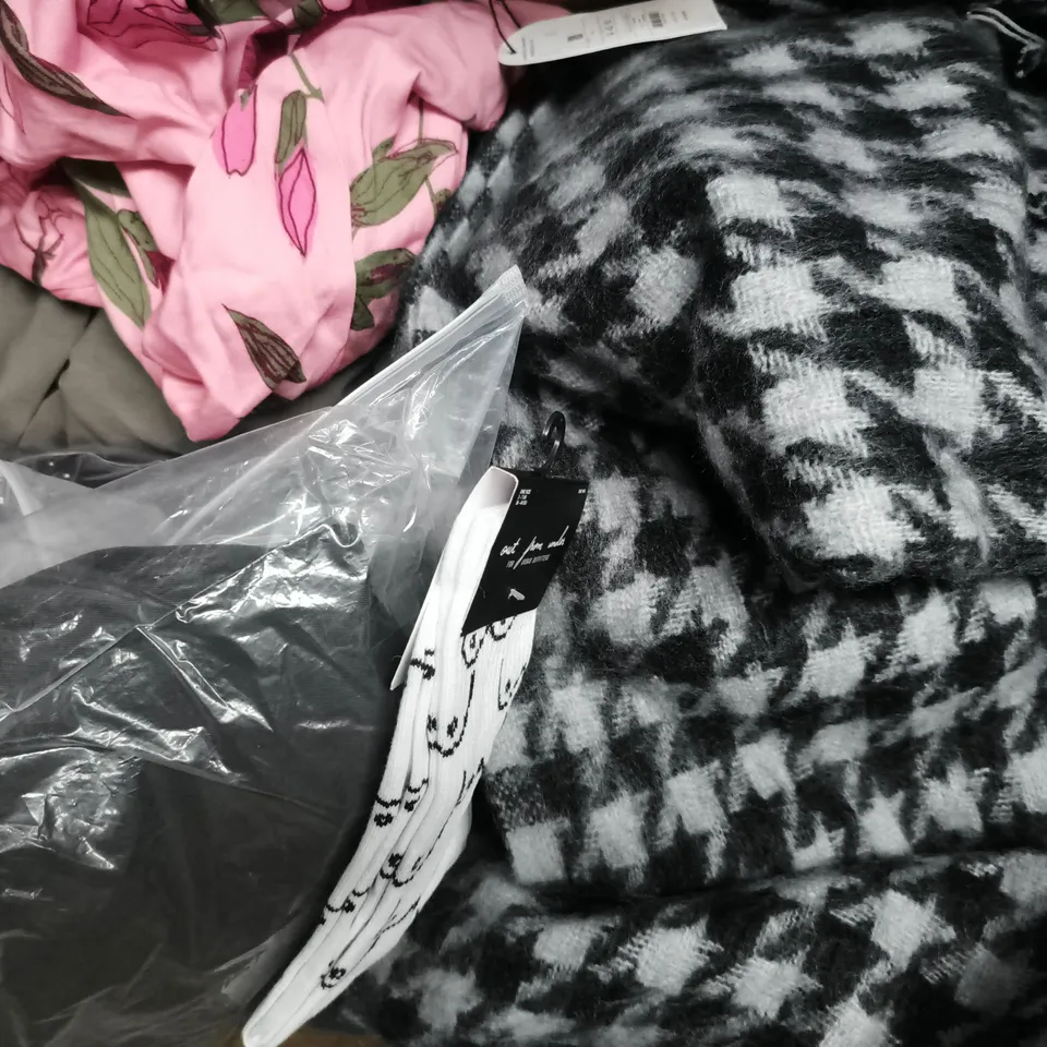 APPROXIMATELY 20 ASSORTED CLOTHING AND FASHION PRODUCTS IN VARIOUS STYLES AND SIZES - COLLECTION ONLY