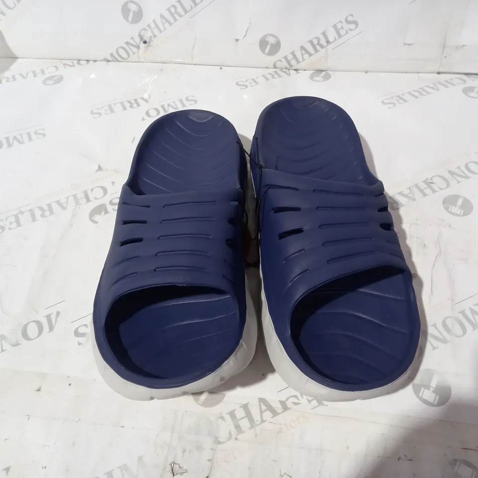 KUAILU BLUE AND WHITE SLIPPERS SIZE 10