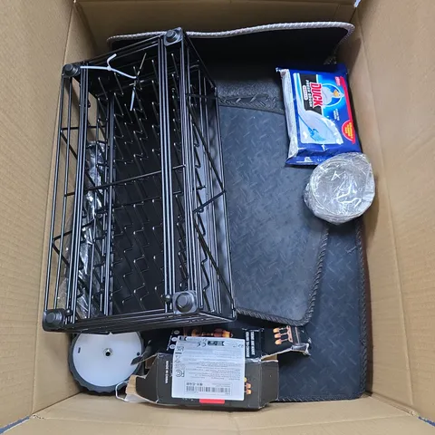 BOX OF APPROXIMATELY 15 ASSORTED ITEMS INCLUDING CAR MATS , 3KG EXERCISE WEIGHT AND RAINBOW RAG CLOTHS 