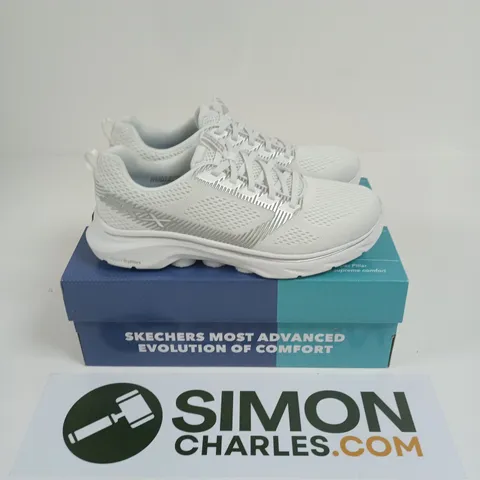 BOXED PAIR OF SKECHERS GOWALK 7 TRAINERS IN WHITE - UK 7