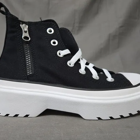 BOXED PAIR OF CONVERSE SHOES IN BLACK/WHITE UK SIZE 3