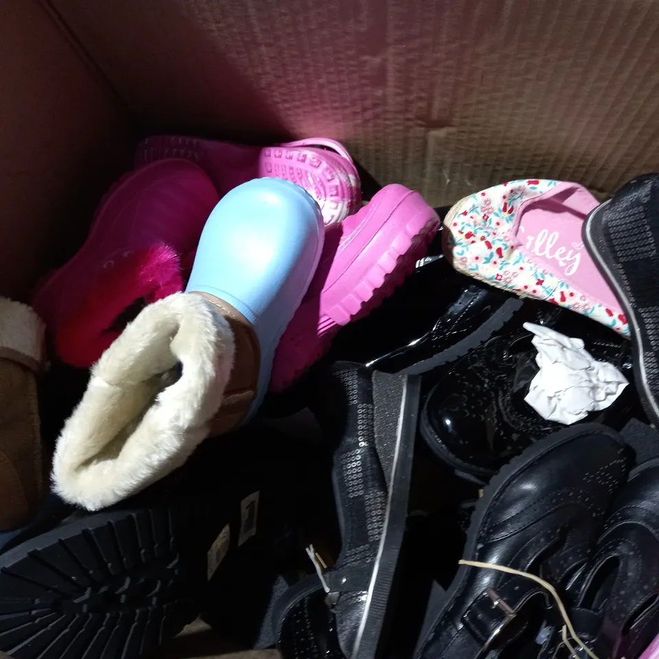 APPROXIMATELY 10 PAIRS OF ASSORTED KIDS SHOES IN VARIOUS STYLES AND SIZES 