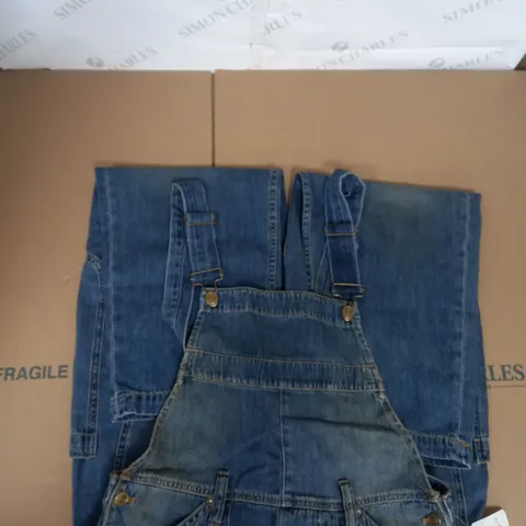 WE THE FREE DUNGAREES IN VINTAGE DENIM SIZE XS
