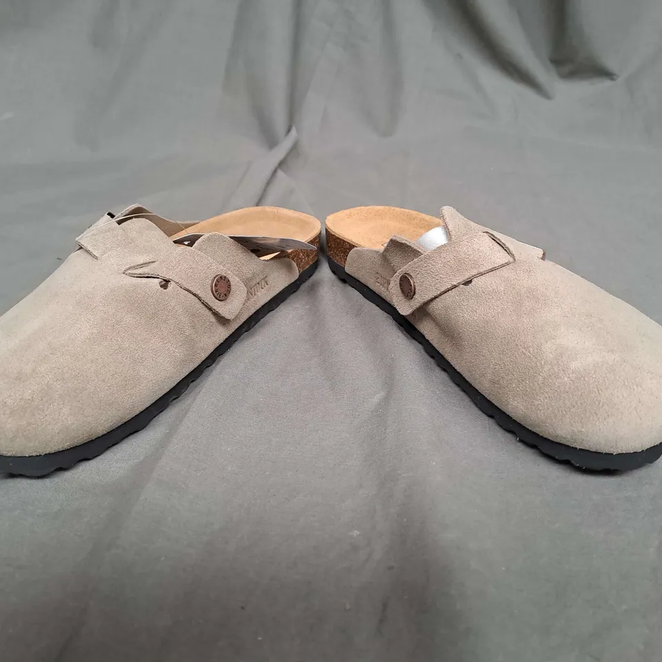 PAIR OF BIRKENSTOCKS BOSTONS SANDALS IN BEIGE SIZE 38