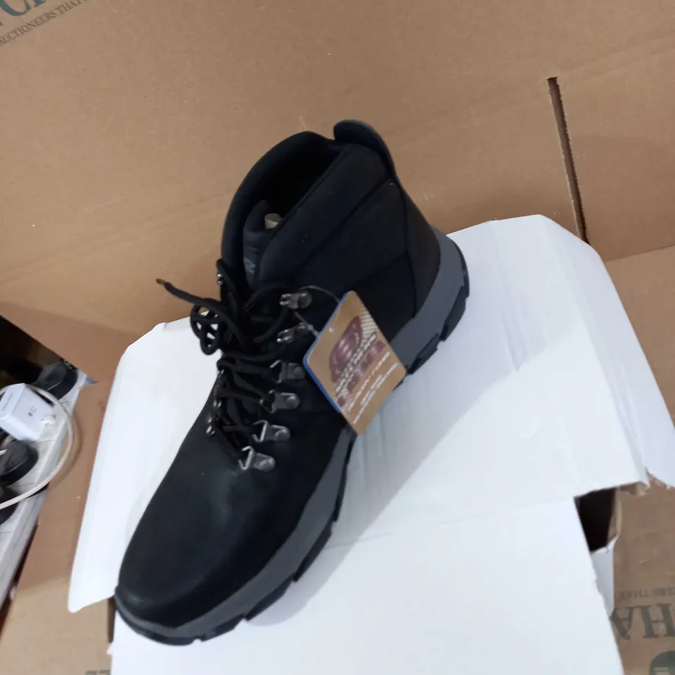 SKECHERS MEN'S BLACK LACE UP BOOTS - SIZE 10