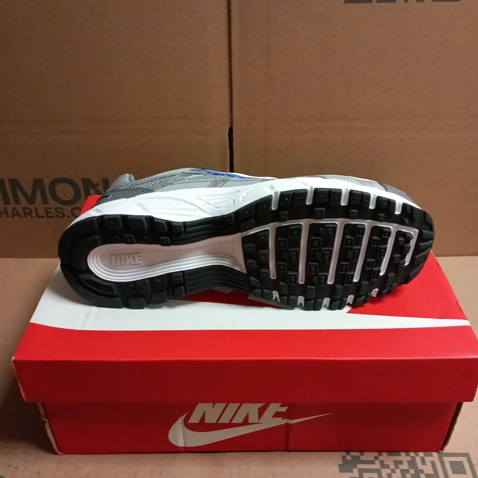 BOXED PAIR OF NIKE P-6000 YOUTHS TRAINERS IN WOLF GREY - Y4.5