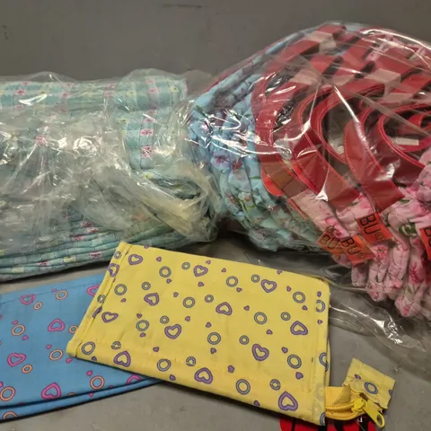 A LARGE QUANTITY OF ASSORTED SPONGE BAGS / COSMETIC BAGS IN VARIOUS STYLES AND PATTERNS 