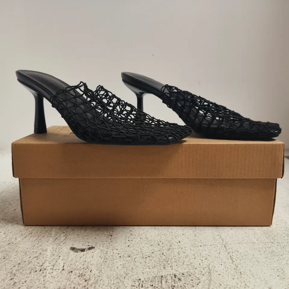 BOXED PAIR OF UNBRANDED SQUARE TOE HEELS W. NETTING IN BLACK SIZE EU 37
