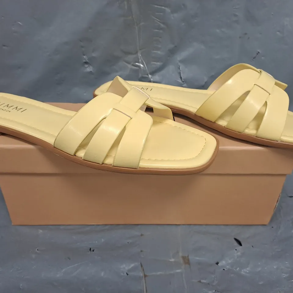 BOXED PAIR OF SIMMI LONDON OPEN TOE SANDALS IN BANANA YELLOW SIZE 5