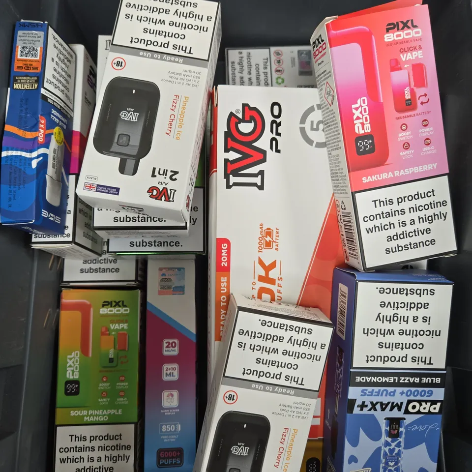 APPROXIMATELY 20 ASSORTED E-CIGARETTE & VAPING ITEMS IN VARIOUS BRANDS TO INCLUDE ELFBAR, IVG, HAYATI ETC 