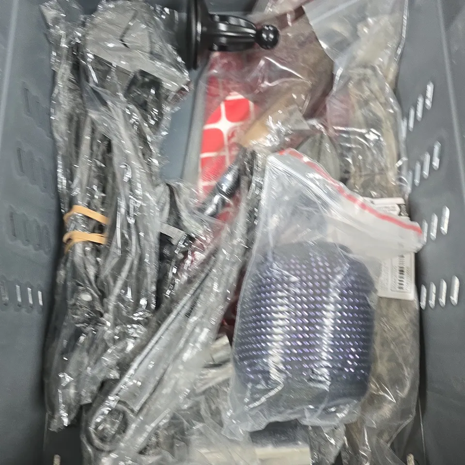 APPROXIMATELY 10 ASSORTED VEHICLE PARTS/ACCESSORIES TO INCLUDE SAT NAV, MOUNTING KIT, TOOLS ETC