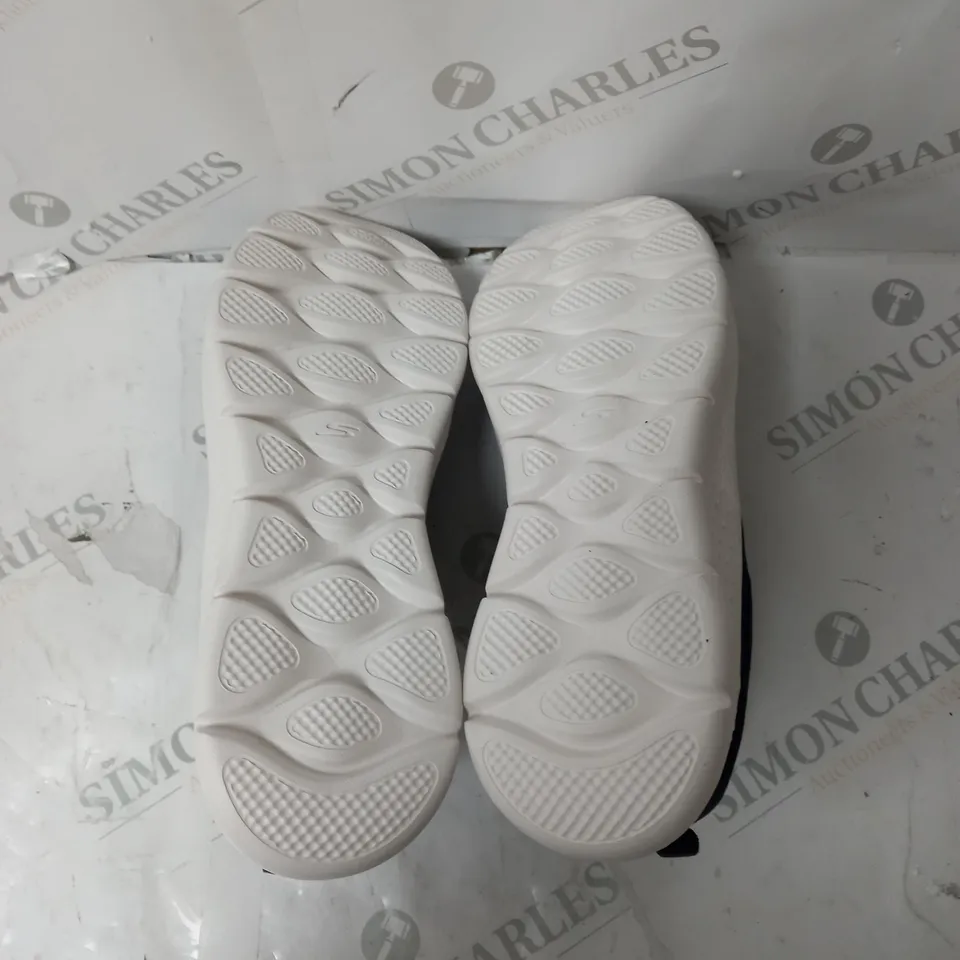 SKECHER AIR COOLED GOGA MAT GO WALK TRAINERS - SIZE 8