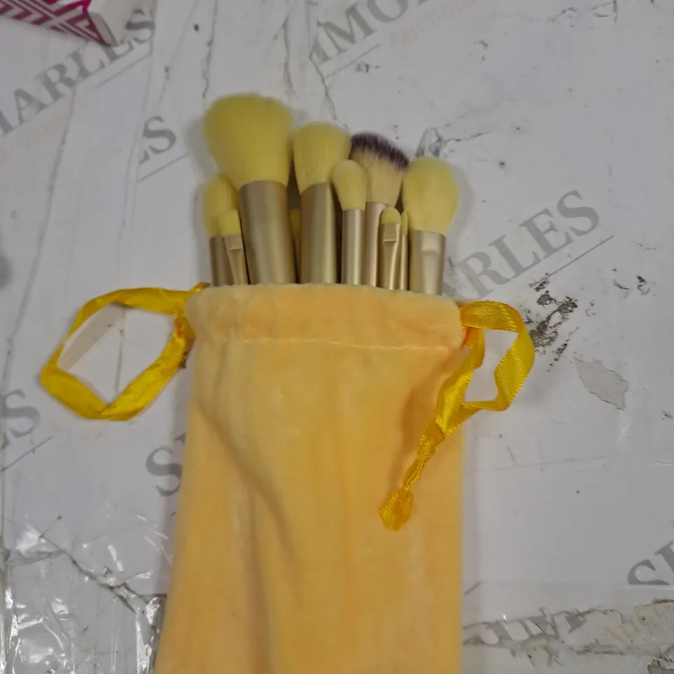 BOX OF 5 ASSORTED ITEMS TO INCLUDE MAKE UP BAG, MAKE BRUSHES ETC 