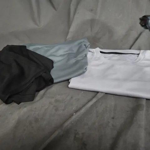 PACK OF 3 LONG SLEEVED T SHIRTS - SIZE S 